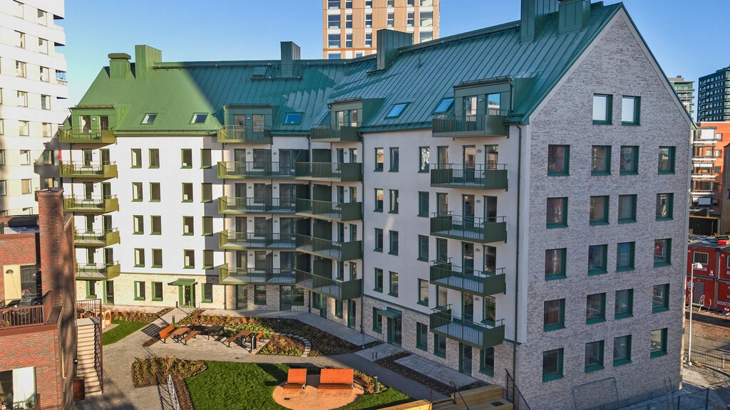 Stora Fasad har monterat Webers ventilerade fasadsystem Serpovent G3 med med tjockputs 