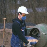 Blanda cement och sand för att göra betong