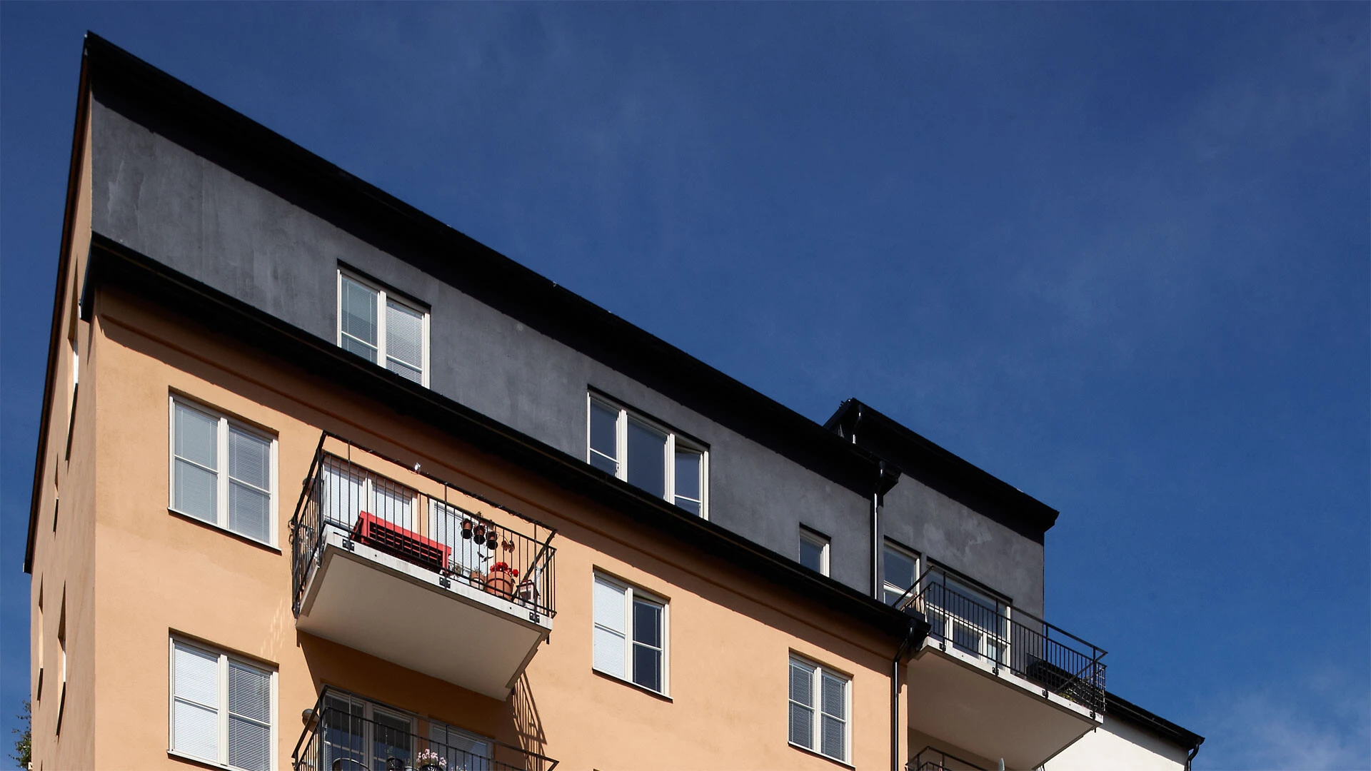 Plåtbeslag och avtäckningar skyddar underliggande byggnad