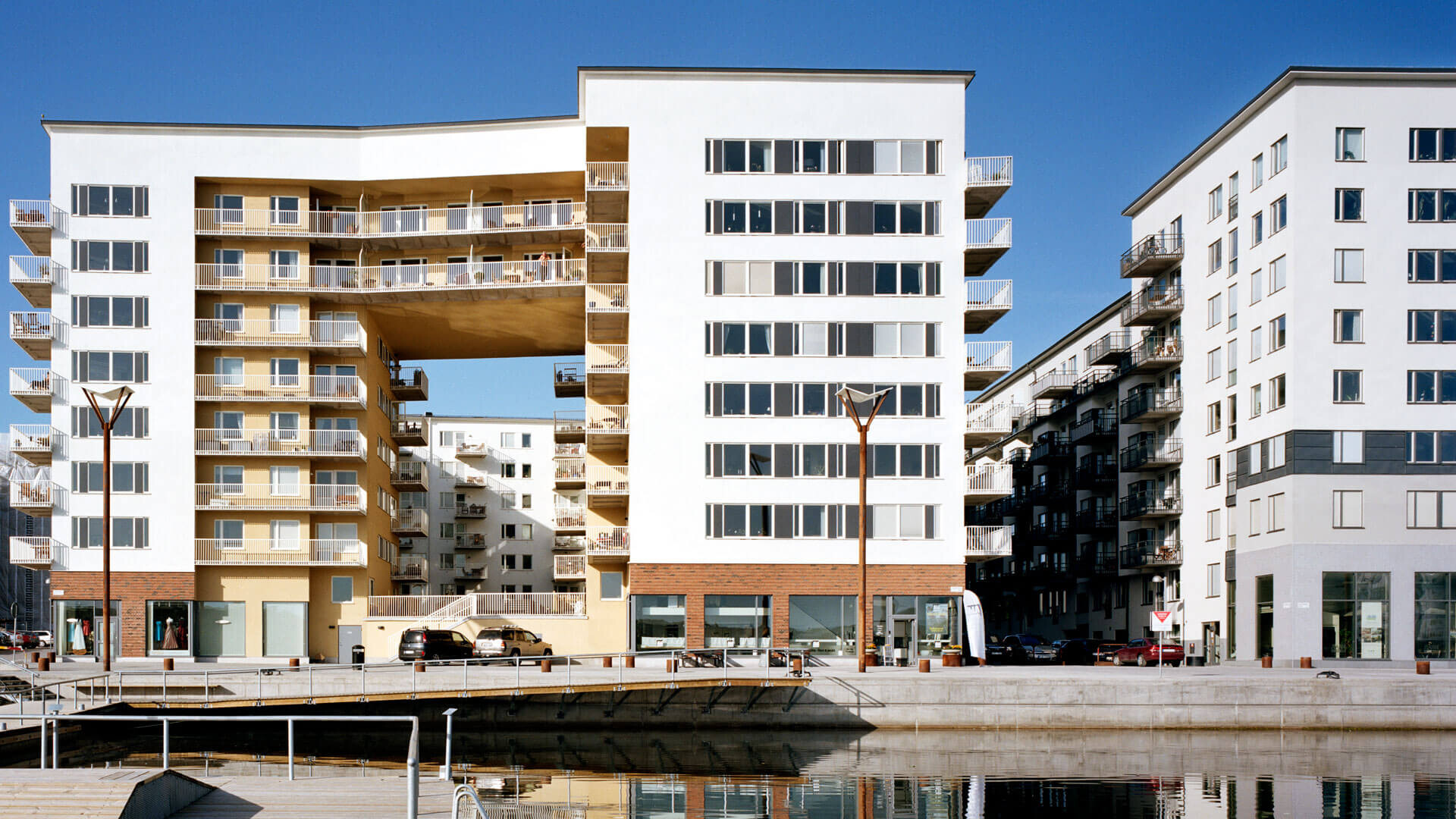 Byggnader med dominanta öppningar påverkas av invändig vindlast. Byggnader med dominanta öppningar påverkas av invändig vindlast.