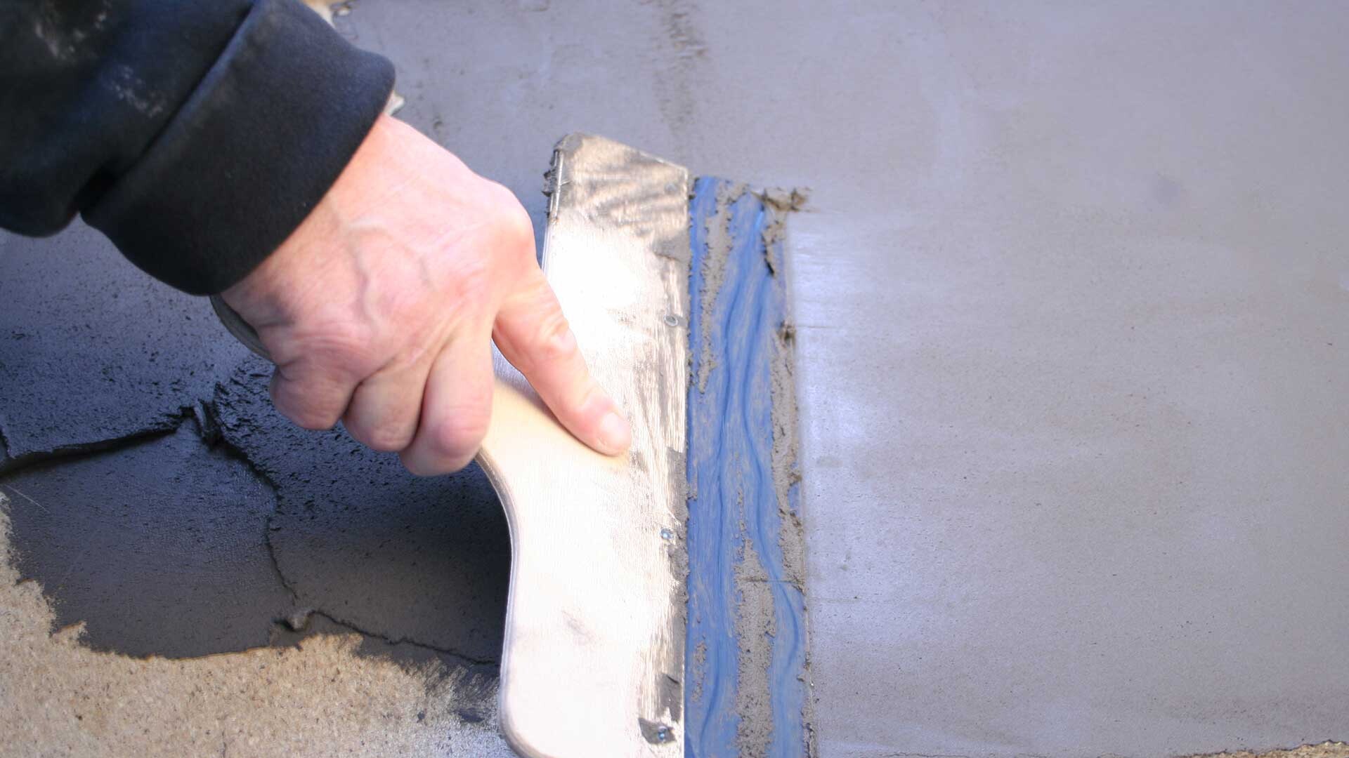 Trägolvskonstruktion avjämnas med golvavjämning innan plattsättning Trägolvskonstruktion avjämnas med golvavjämning innan plattsättning