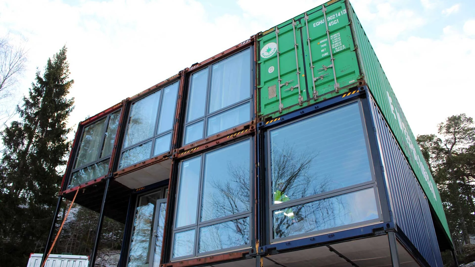 Weber står för golvkonstruktionen i Sveriges första containervilla