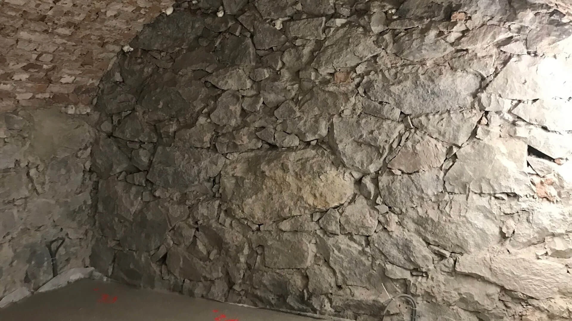 weber dry renovation används för att putsa källarväggar