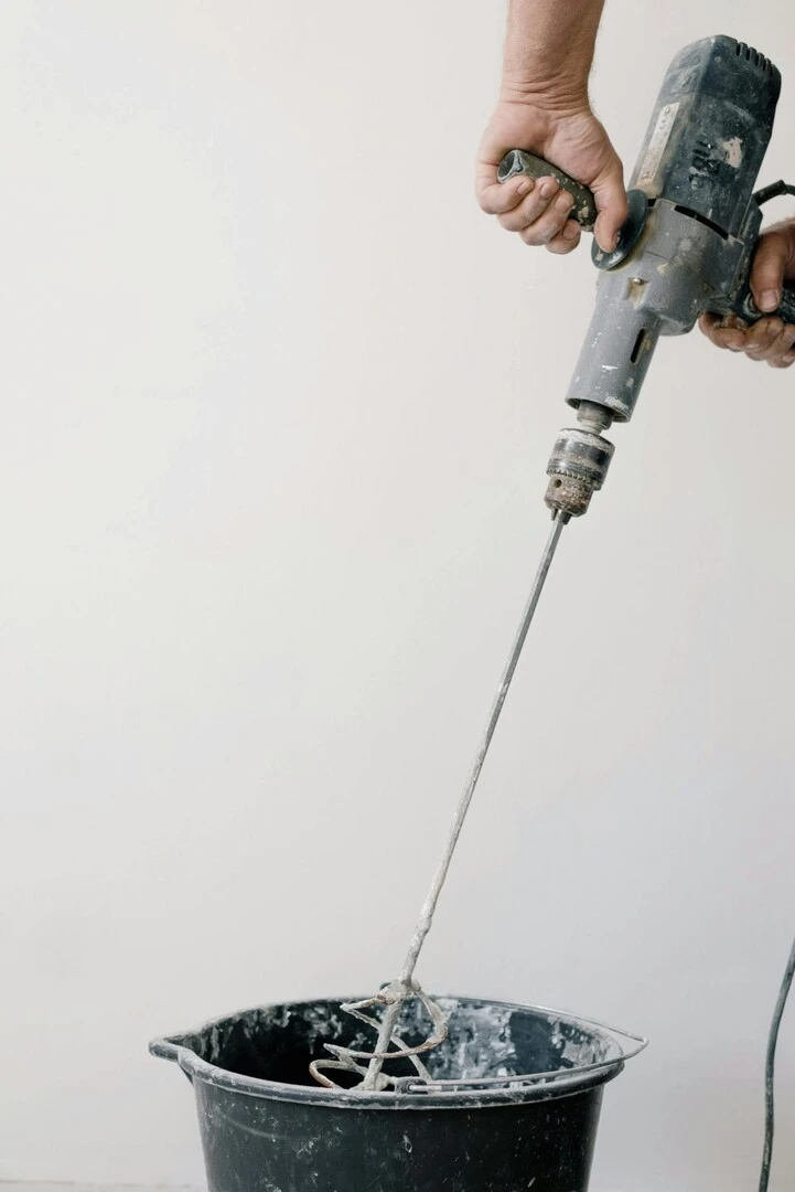 Laga sprickor i betong utomhus