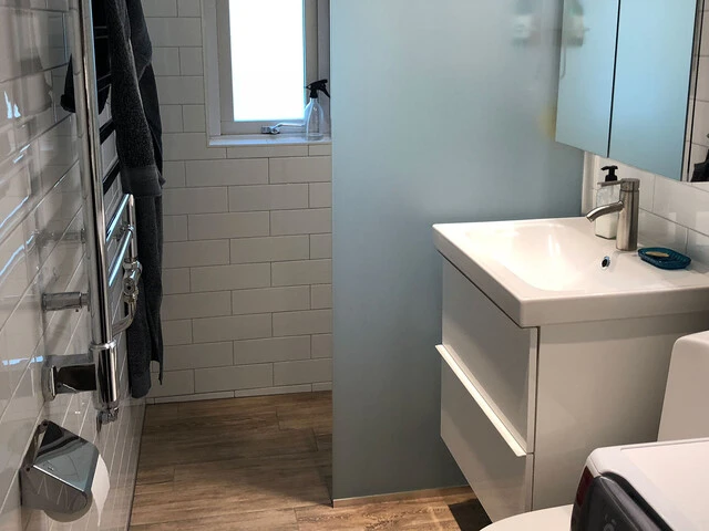 Litet badrum renoverat med material från Weber