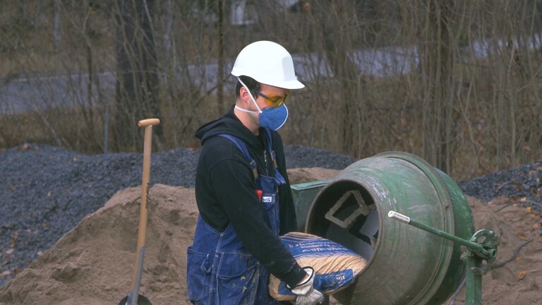 Blanda cement och sand för att göra betong Blanda cement och sand för att göra betong