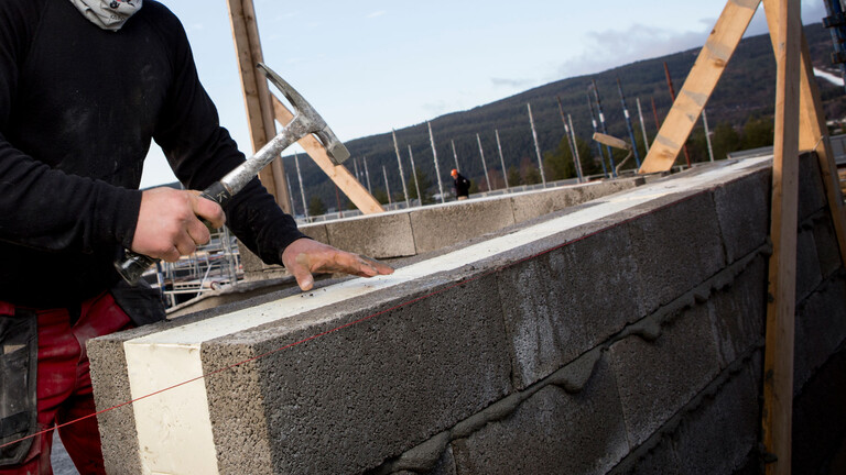 Leca Isoblock består av 2 sektioner lecablock och isolering i mitten Leca Isoblock består av 2 sektioner lecablock och isolering i mitten