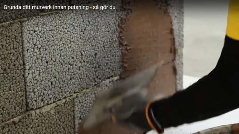 Grunda ditt murverk innan putsning med weberbase 103