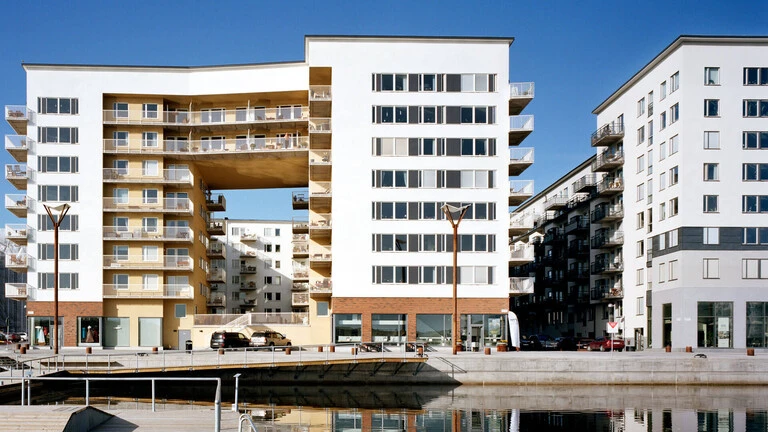 Byggnader med dominanta öppningar påverkas av invändig vindlast. 
