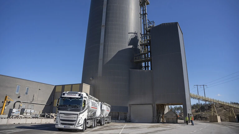 Första leveransen av VPI till fabriken i Riksten, som en del av ett större avtal om 3 000 ton per år.