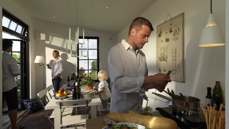 Weber Gårdshuset är designat av Ernst Kirschsteiger Weber Gårdshuset är designat av Ernst Kirschsteiger
